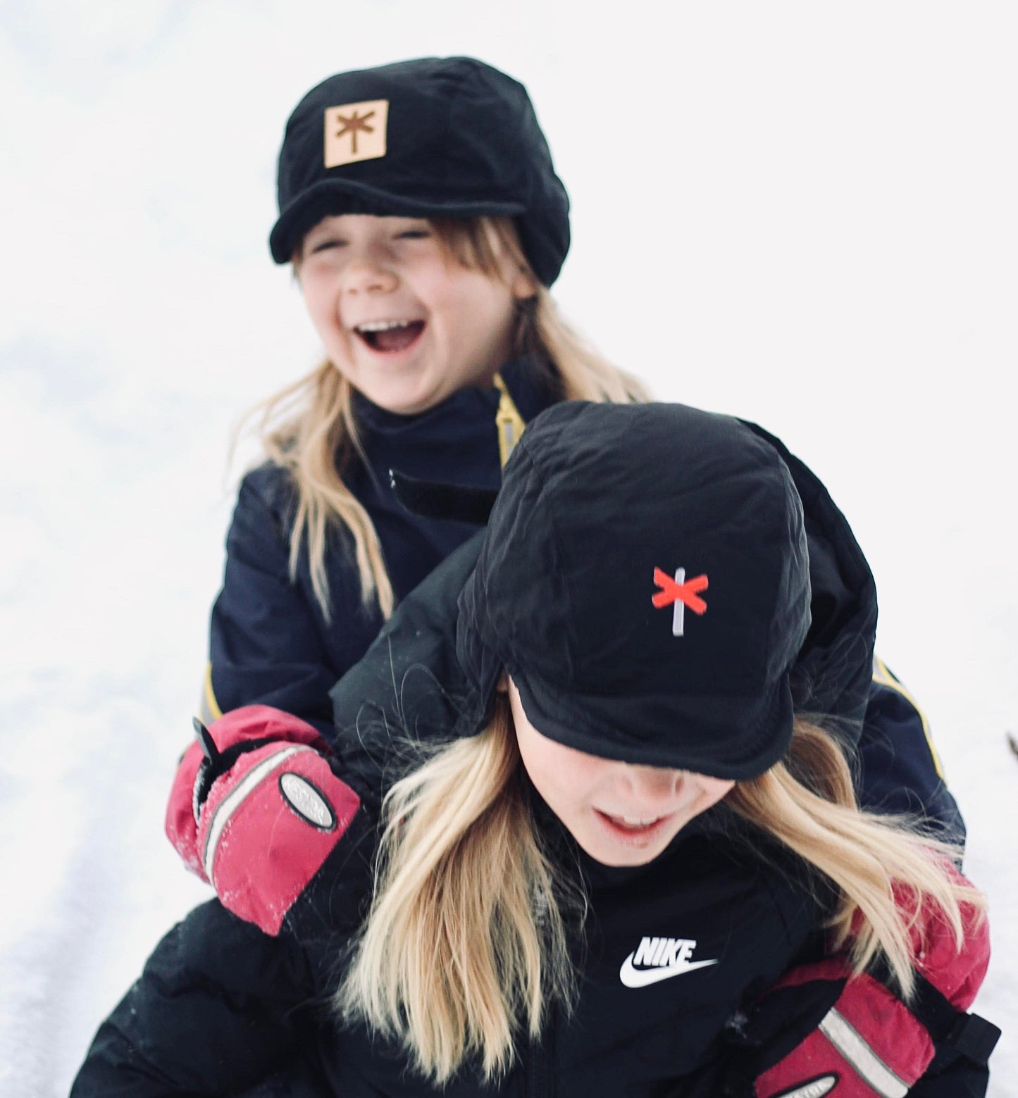 Alpinmössa junior med rött kryss