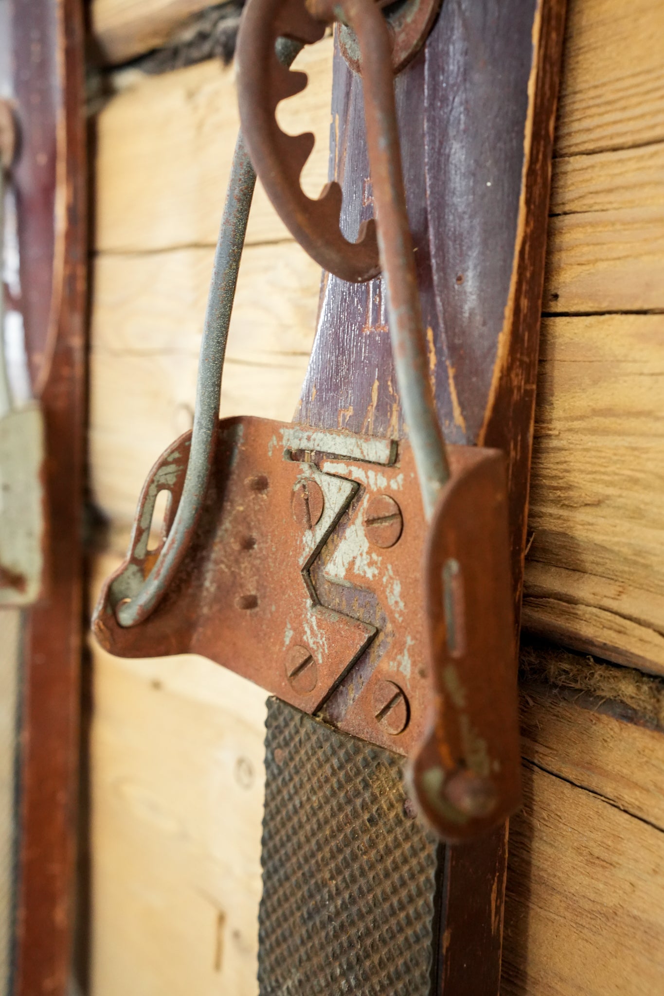 Gamla Skidor Med Ljusstakar